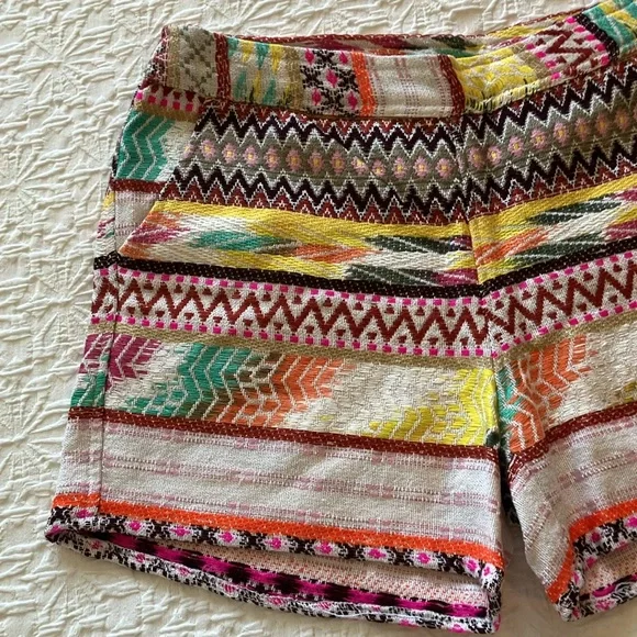 Super cute Aztec “patchwork” “weaved” pattern short w/side zip. - Picture 2 of 11